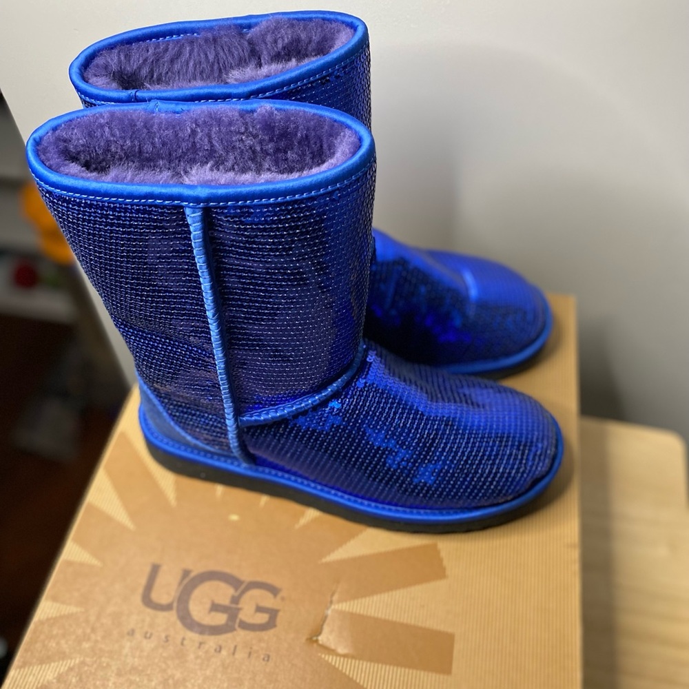Women’s Classic Short BLUE Sparkle Uggs, Size 8 (U.S.)